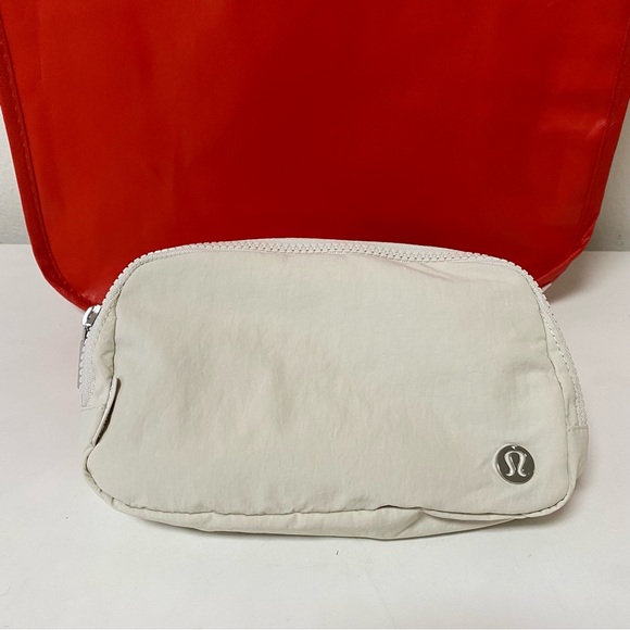 Lululemon Everywhere Belt Bag NWT white opal - Picture 8 of 15